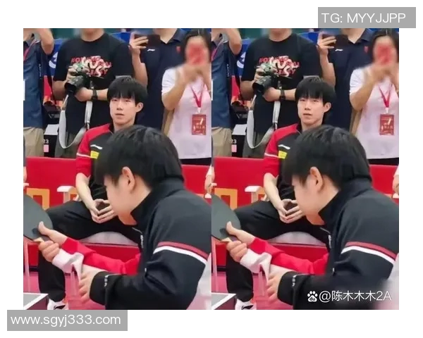 足球巨星温情瞬间赛场比心动作打动无数球迷心弦